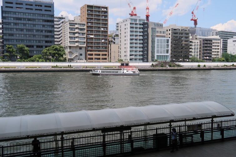 エスカレーターを上がると隅田川