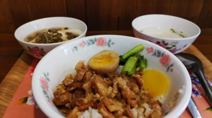 魯肉飯+スープ＋豆花のセット。