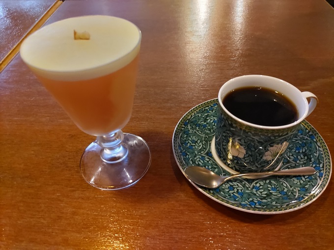 桃のゼリーとコーヒー