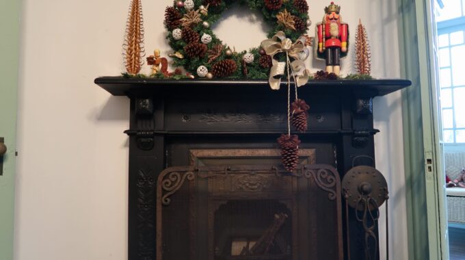 暖炉とクリスマス飾り