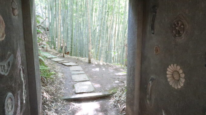 凝った石門の先に竹林