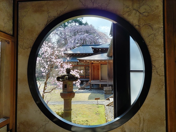 丸窓から庭園