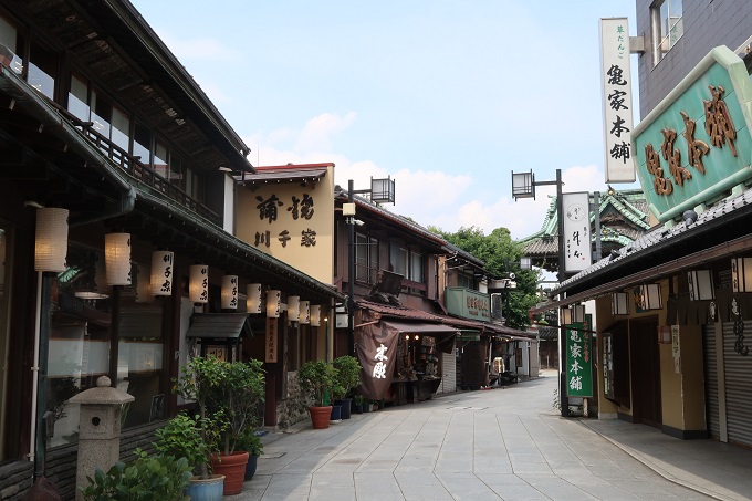 柴又の美しい観光スポット山本亭と楽しい帝釈天参道沿いの食べ歩き - 旅行気分になれる楽しい街歩きを紹介