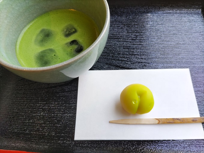 冷抹茶と和菓子のセット