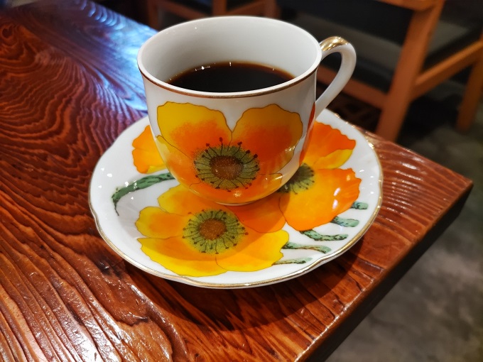 オレンジの花のカップ