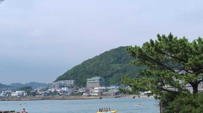 森戸神社から見える海水浴場