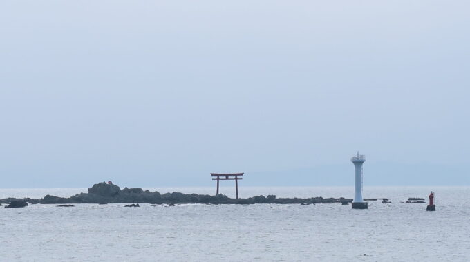 鳥居と灯台の見える海