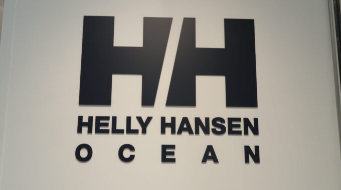 HELLY　HANSENの看板