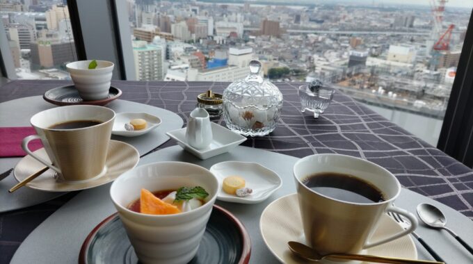 食後のコーヒーとデザートは喫茶ルームでいただく