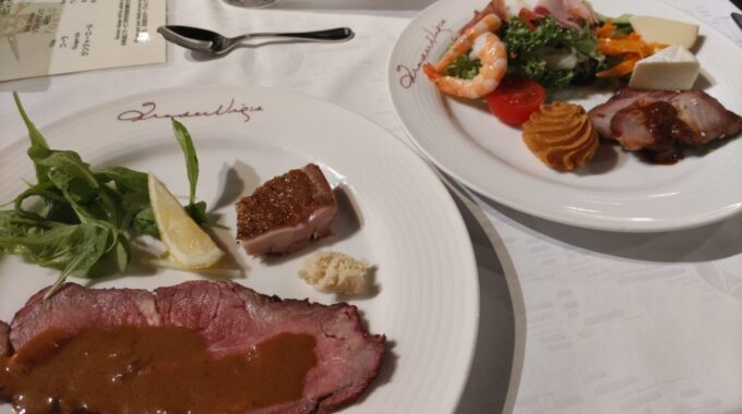 好きな料理を好きなだけ取り分けて