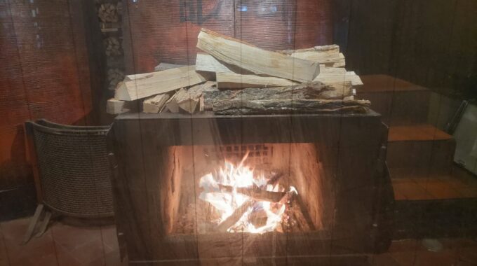 店内の薪ストーブ